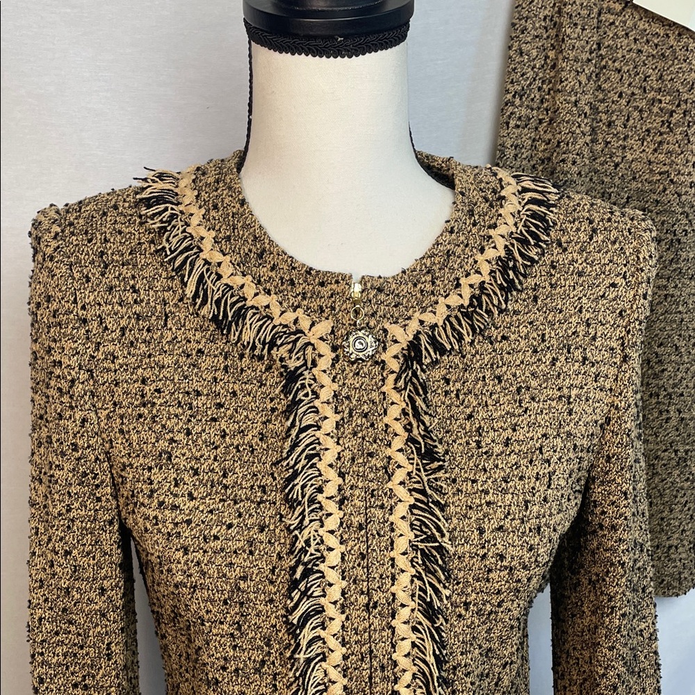 St. John Suit Set 2 piece Elegant knit Jacket skirt NWT boucle black camel - Picture 3 of 17